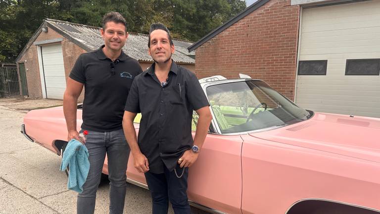 Rick van Stippent (links) en Rob Vrek (rechts) voor de Flodderauto (foto: Omroep Brabant)