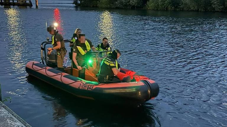 Agenten en handhavers gingen het water op om de boot te controleren (foto: handhaving Den Bosch/politie Den Bosch).