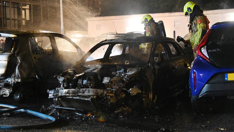 Opnieuw grote vlammenzee, zes auto's in Breda