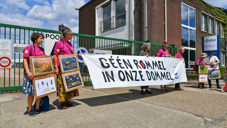 Demonstranten bij de fabriek van Nyrstar (foto: Rico Vogels/Persbureau Heitink).