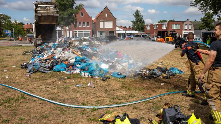 Vuilniswagen vol met afval vliegt in brand