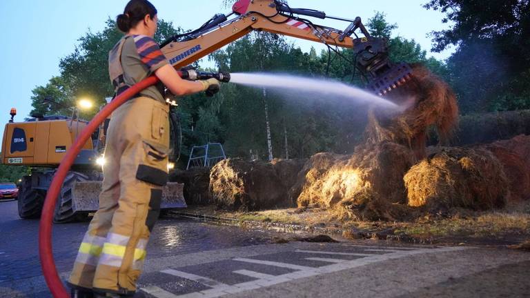 Hooibalen vatten vlam in Den Bosch