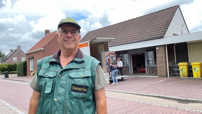 Alphons vreest dat de sluiting van de supermarkt de doodsteek is voor Huijbergen (foto: Rochelle Moes).