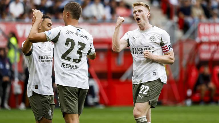 Schouten juicht na goal samen met Veerman en Dest (Foto: ANP)