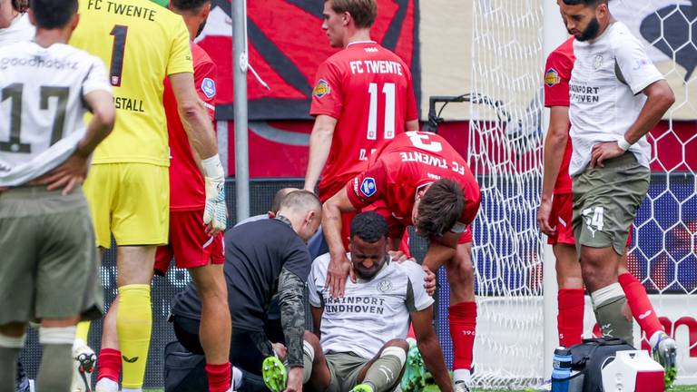 Alassane Pléa geblesseerd op de grond (Foto: ANP).