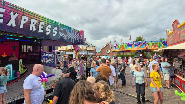 Het hele dorp loopt uit voor de kermis (foto: Collin Beijk).