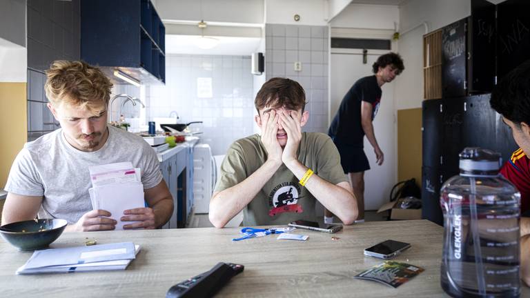 Studenten met de handen in het haar vanwege de kamerprijzen (foto: ANP).