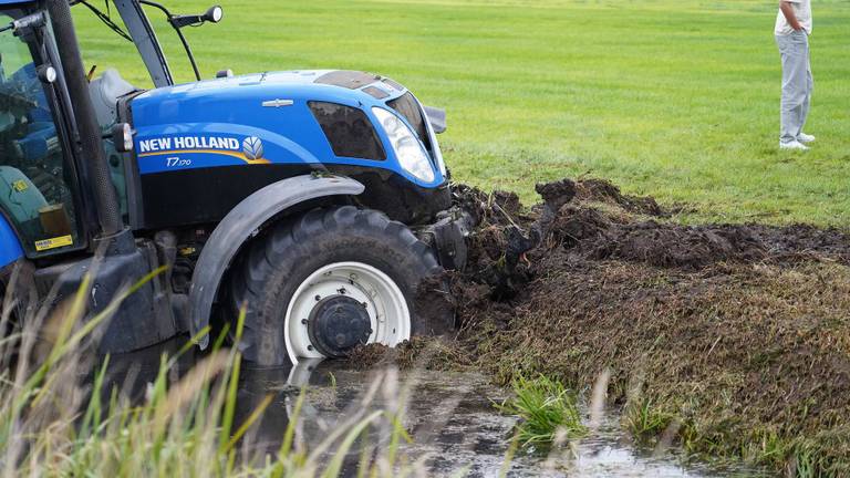 Tractor belandt in sloot na ongeluk, bestuurder gewond