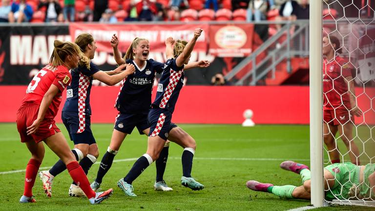 PSV viert de goal van Sisca Folkertsma (foto: Orange Pictures).