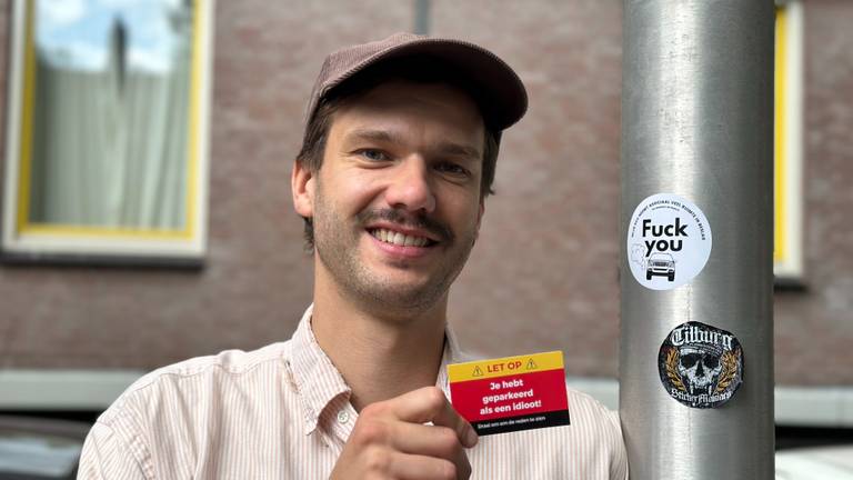 Auke Roos maakt met zijn stickers soms een rondje door de straten (foto: Floortje Steigenga).