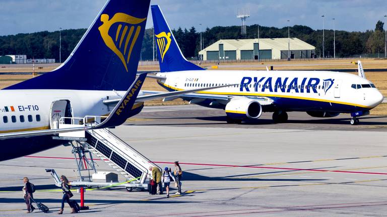 Passagiers lopen een Ryanair vliegtuig uit (foto: ANP).