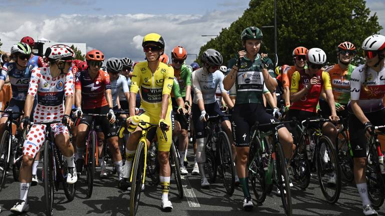 Tijdens Tour de France Femmes reed Marianne Vos uit Babyloniënbroek drie dagen in de gele trui (foto: Julien de Rosa/ANP).
