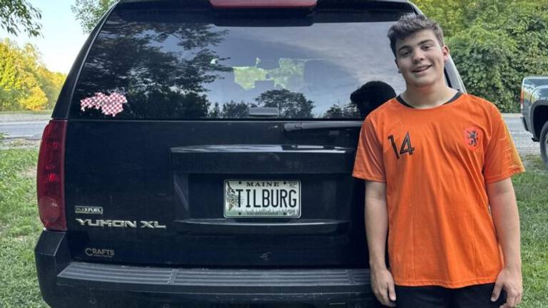 De auto van Kaine, die in Amerika rondrijdt met een 'Tilburg' kenteken.
