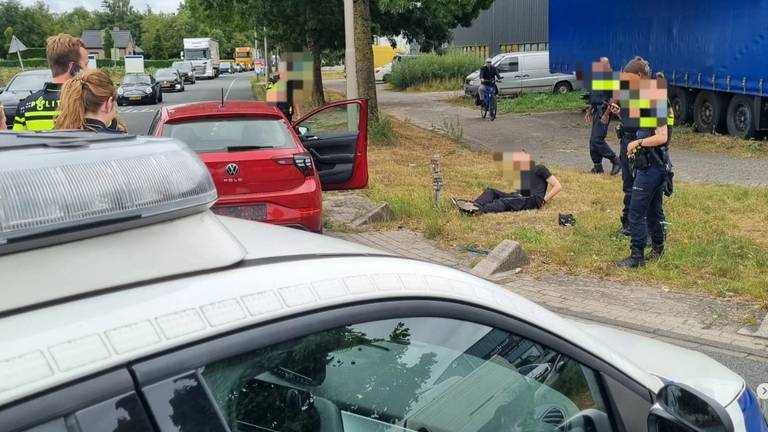 De man werd getaserd en in de boeien geslagen (Foto: Instagram/ Politie Roosendaal.)