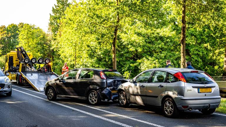 Kettingbotsing zorgt voor file, twee auto's afgevoerd