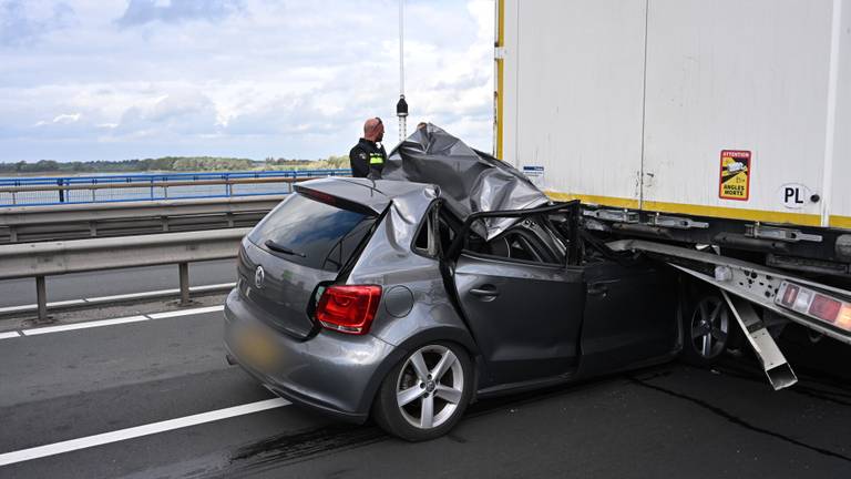 Auto botst achterop vrachtwagen op Merwedebrug