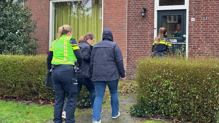 De politie deed groot onderzoek na de dood van de baby. Foto: Bart Meesters/SQ Vision.