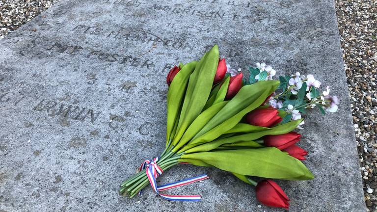 Bloemen op het oorlogsmonument van Moerstraten (foto: Willem-Jan Joachems).