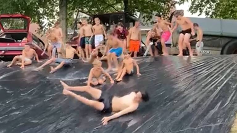 Vriendengroep bezorgt buurt waterpret met zelfgemaakte glijbaan