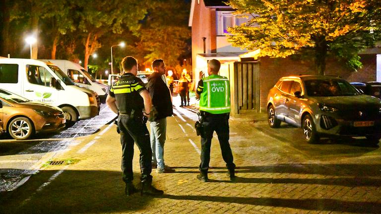 De politie doet een inval (Foto: Persbureau Heitink/ Rico Vogels.)