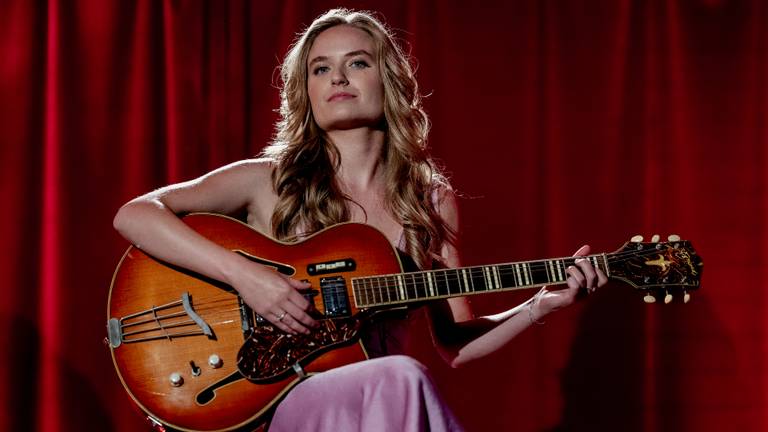 Rosa Spruit treedt als tweede op tijdens het Regio Songfestival (foto: Omroep Brabant).