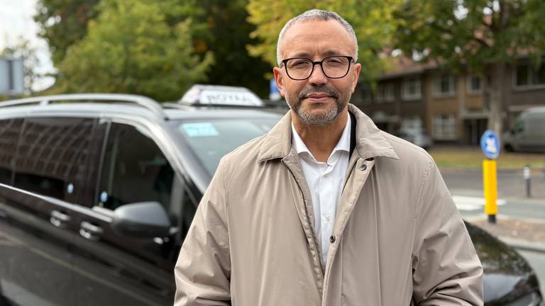 Taxichauffeur Saïd Jebari maakt zich zorgen over de taximarkt van Breda (Omroep Brabant).