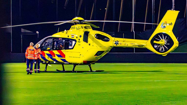 De traunaheli lande op de middencirkel van het stadion van Helmond Sport (foto: Harrie Grijseels/Persbureau Heitink).