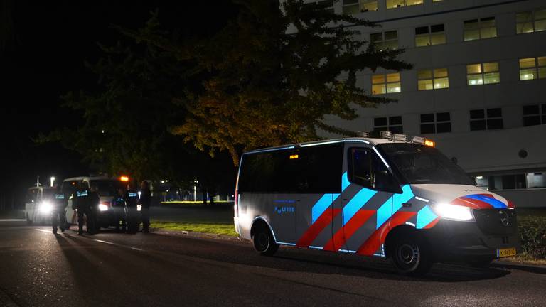 Meerdere politiebussen en ME-bussen reden zaterdagavond rond (foto: Bart Meesters).