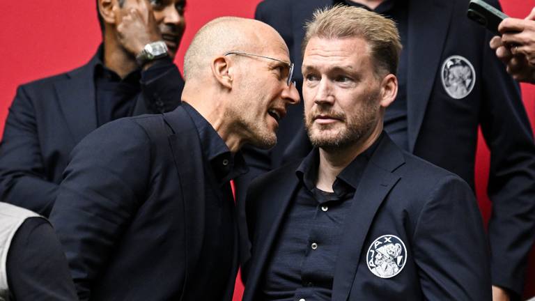 Technisch directeur Alex Kroes en directeur voetbal Marijn Beuker van Ajax (foto: ANP).