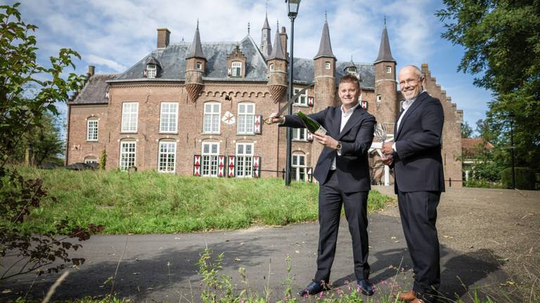 ondernemers Niek van Lieverloo (links) en Klaas van Leengoed (rechts) voor Kasteel Maurick