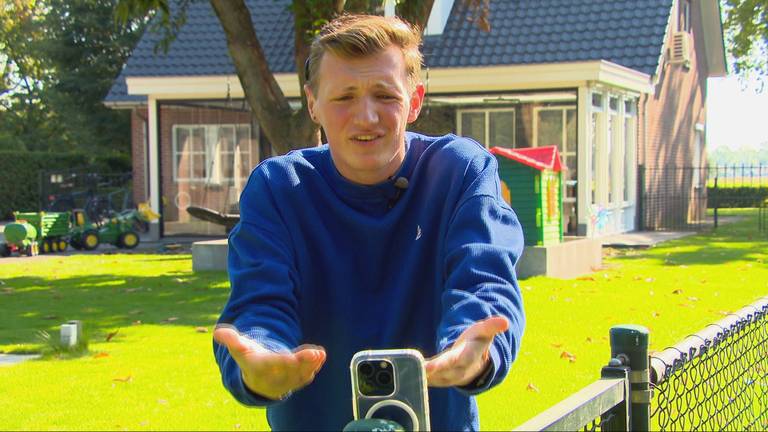 Max vertaalt muziek naar gebarentaal (foto: Omroep Brabant).