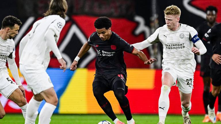 Oud-PSV'er Tillman omringd door PSV'ers (foto: ANP).