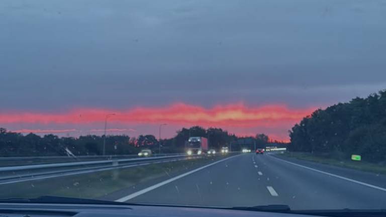 De politieagenten hielden controle op de A77 bij Boxmeer (Foto: Instagram/ politie_landvancuijk).