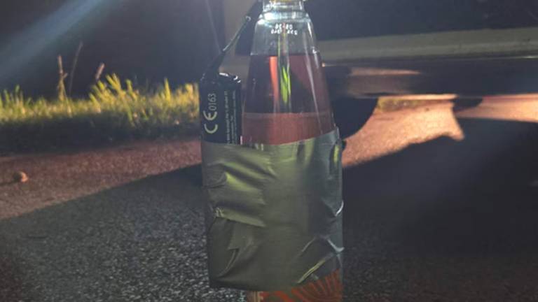 De jongens hadden zelf een explosief gemaakt van een fles en een cobra (foto: Politie Roosendaal).