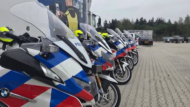 Bij de grens rondom de A67 werd een grote controle gehouden (foto: Politie/Instagram).