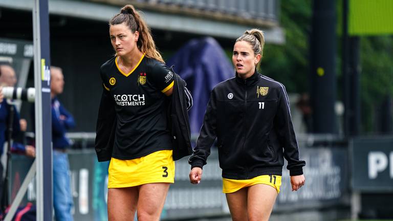 Den Bosch speelsters Rosa Fernig en Pien Sanders (foto: Gabriel Calvino Alonso/Orange Pictures)..