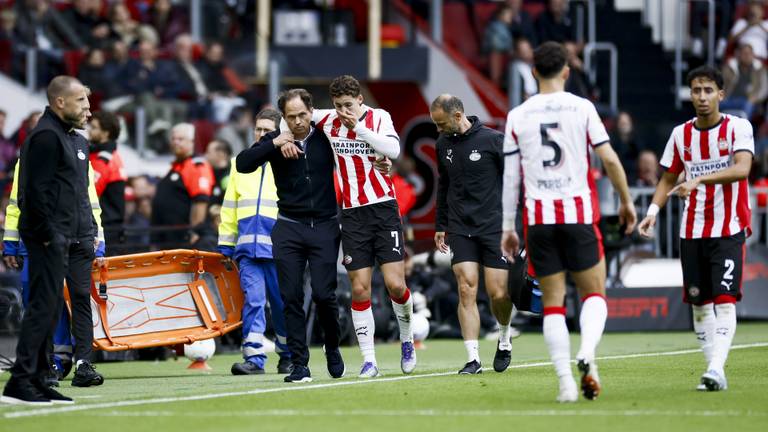 Ruben van Bommel verlaat het veld (foto: ANP).