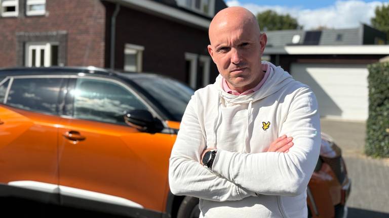 Paul van Tatenhove (49) is geschrokken, boos en verbaasd na gooien verfbom (foto: Raymond Merkx).