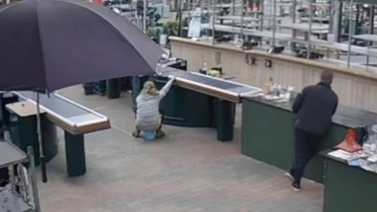 Een vrouw plaste in een emmer in een tuincentrum (foto: De Landerije Tuin& Dier).