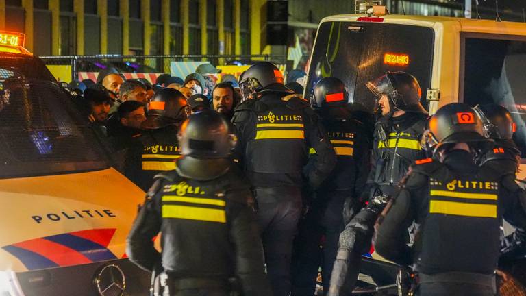 De politie houdt supporters van Napoli aan. (Foto: SQ Vision)