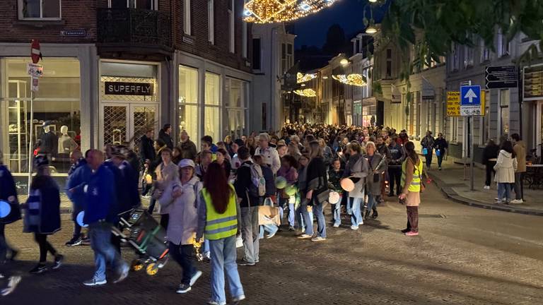 Honderden mensen lopen mee in een eretocht voor Anne-roos (foto: Jos Verkuijlen)