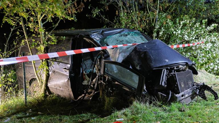 Automobilist zwaargewond bij crash, auto raakte verkeersbord en ramde boom