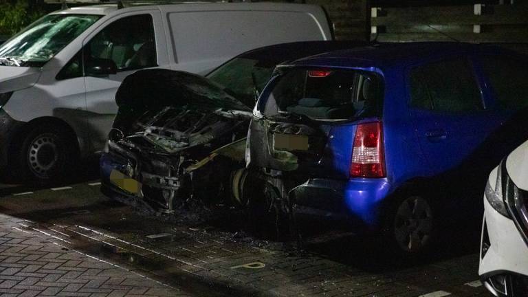 De schade aan de auto's in Bergen op Zoom is groot (foto: Christian Traets/Persbureau Heitink).