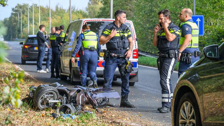 De scooter raakte zwaar beschadigd (foto: Tom van der Put/Persbureau Heitink) .