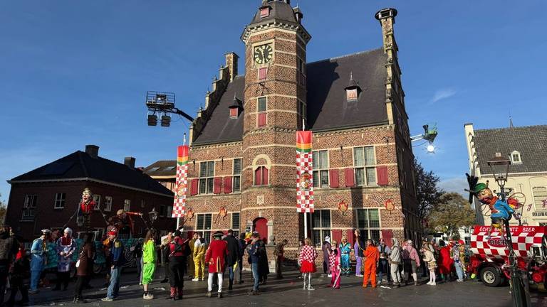 Brabantse vlaggen voor het stadhuis van Gennep (foto: L1).