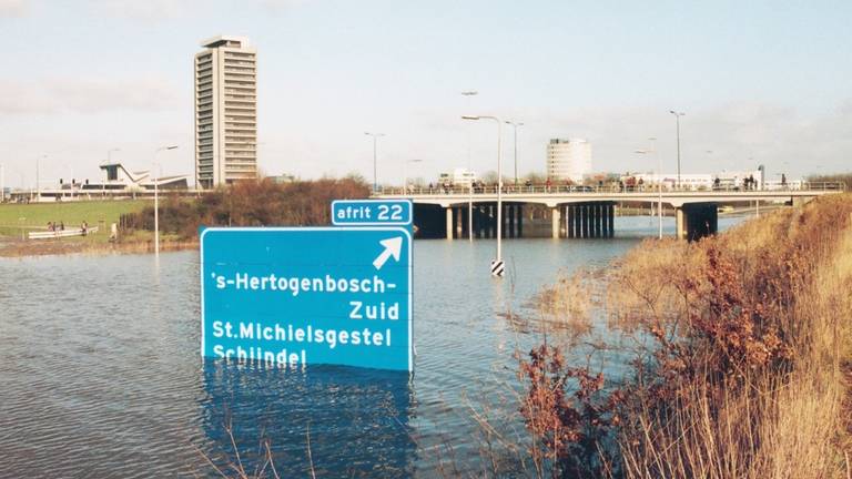 In 1995 liep de A2 bij Den Bosch helemaal onder. (Foto: Henk van Esch)