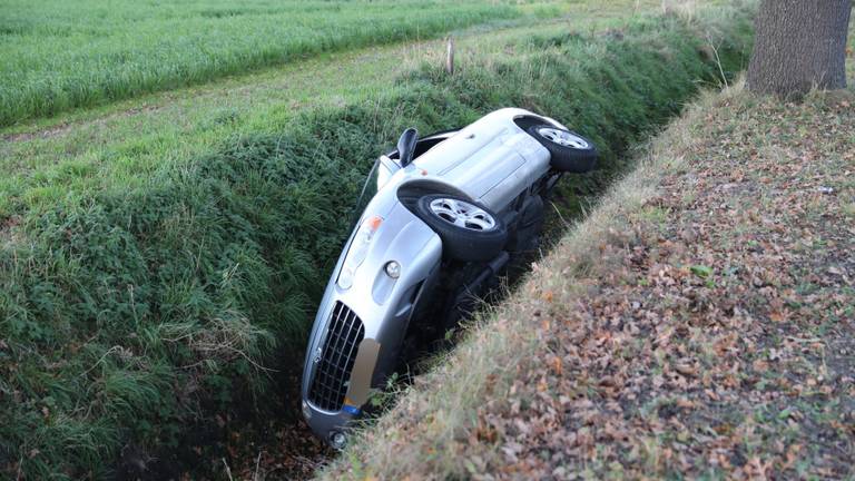 Auto in de sloot, bestuurder komt met de schrik vrij