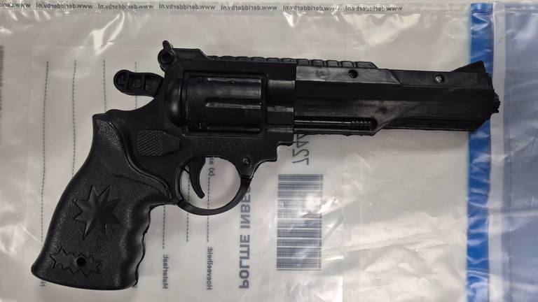 Het neppe pistool (foto: Politie Basisteam Weerijs/X).