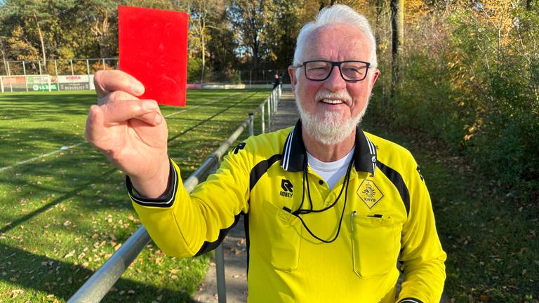 Herman van der Made is op zijn 80e nog altijd actief als scheidsrechter (foto: Ronald Sträter).