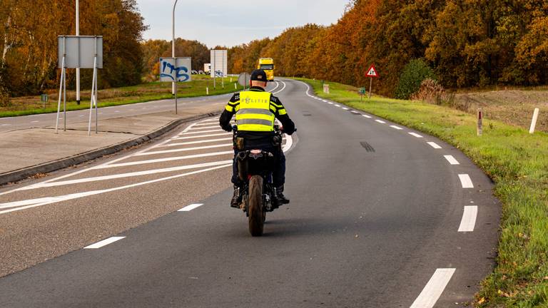 Een agent op de gestolen motor (foto: Harrie Grijseels / SQ Vision).